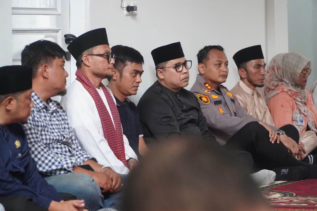 Wako Hendri bersama rombongan, saat takziah disalah satu  rumah pelajar korban kecelakaan maut  di Kelurahan Silaing Bawah.